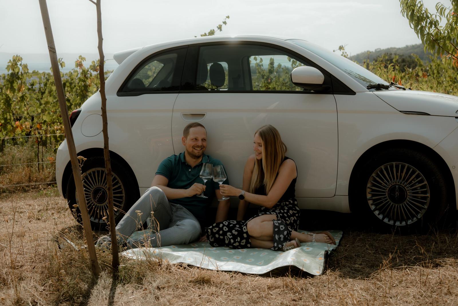 Bisher ein Business-Trend, sind E-Autos nun für alle Fahrer:innen und Alterststufen interessant. 