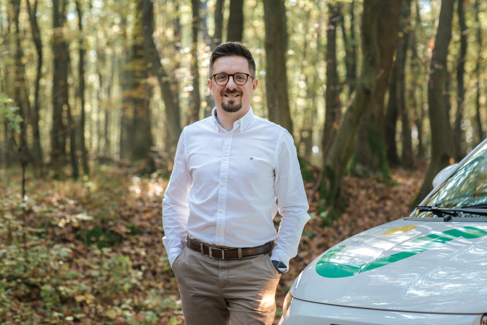 CEO Michal Lagan vor einem seiner Elektroautos im Abonnement: dem Fiat 500.