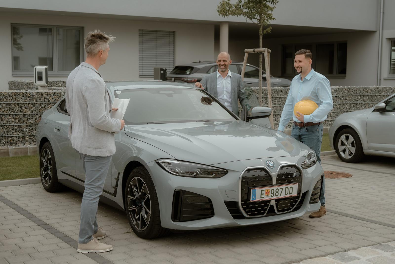 Team nutzt gemeinsam ein E-Auto von drivebeem für Kundentermine
